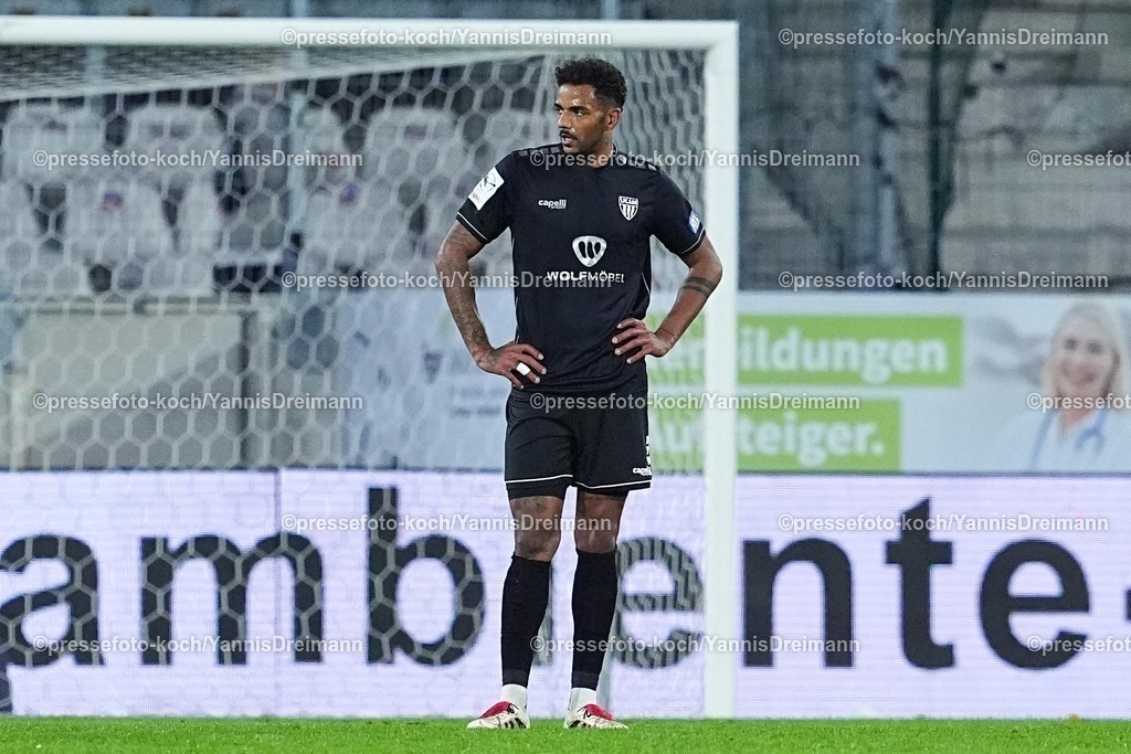 xYDRx02112502109 | 02.11.2025, xydrx, Fußball, 3.Liga, Rot-Weiss Essen - 1.FC Schweinfurt 05, Saison 2025 2026, Stadion an der Hafenstraße:  Uche Obiogumu (1.FC Schweinfurt 05 #27) enttäuscht nach der 2:1 Niederlage  DFB regulations prohibit any use of photographs as image sequences and or quasi-video.
