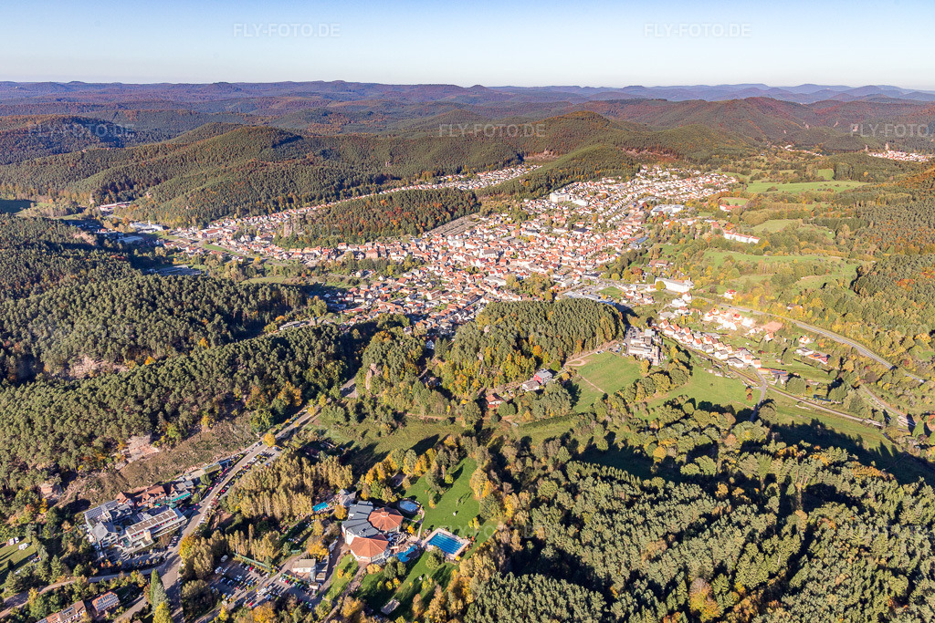 Luftbild: Ortsansicht von Südwesten in Dahn im Bundesland Rheinland-Pfalz in Deutschland. Foto: IMG_103989.jpg vom 14.10.2017 durch Werner Riehm/FLY-FOTO.de