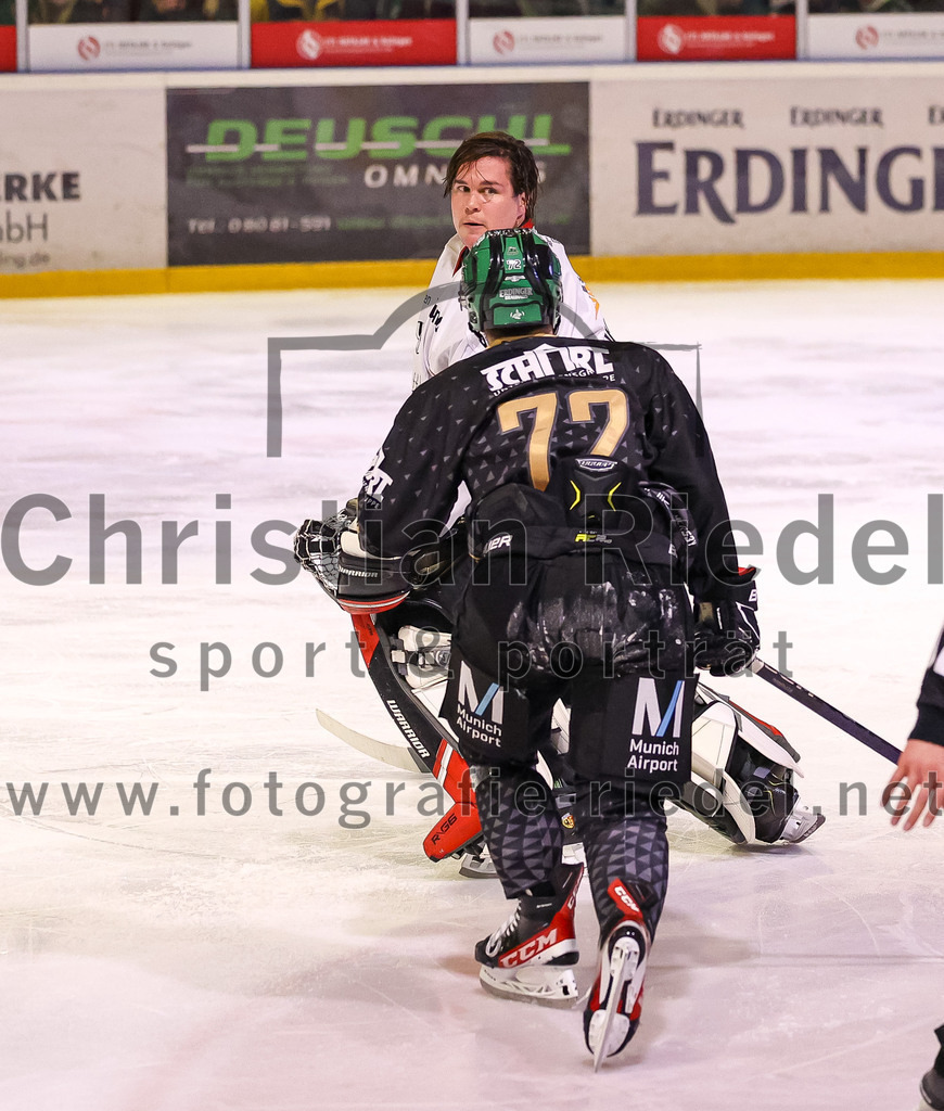 2024-03-15_100_TSV_Erding_gegen_EHC_Koenigsbrunn | Erding, Deutschland, 15.03.2024:
Eishockey, Bayernliga Playoffs 2023 / 2024, 3. Spieltag, TSV Erding gegen EHC Königsbrunn, Endergebnis: 3:4 n. V.

Leon Abstreiter (Erding Gladiators, #72), Torwart Stefan Vajs (EHC Königsbrunn, #32)

Foto: Christian Riedel / fotografie-riedel.net