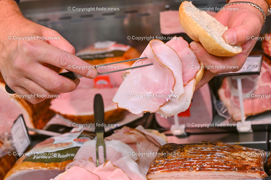 Unimarkt Dobetsberger_ Feldkirchen an der Donau_ 10.11.2023-18 | 10.11.2023, Feldkirchen an der Donau, AUT, Unimarkt, im Bild Franchaisenehmer Christoph Dobetsberger hilft fallweise selbst in Feinkost aus, Wurstsemmel, Schinken