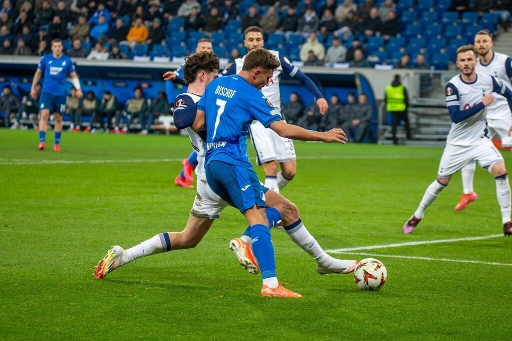 Fußball UEFA Europa League, Saison 2024/25, 7. Spieltag: TSG Hoffenheim gegen Tottenham Hotspur. Bild: Zweikampf zwischen Tom Bischof (7, Hoffenheim) und Archie Gray (14, Tottenham) | Fußball UEFA Europa League, Saison 2024/25, 7. Spieltag: TSG Hoffenheim gegen Tottenham Hotspur. Bild: Zweikampf zwischen Tom Bischof (7, Hoffenheim) und Archie Gray (14, Tottenham) - Realisiert mit Pictrs.com