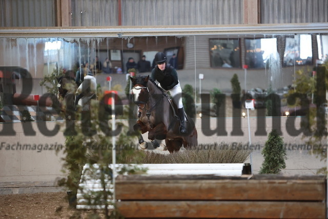 Altensteig_2025_Prfg.Nr.01_Hallen-Stilgeländeritt_Kl.A_Jule Kaiser_Lomikar (6) | Alle Fotos der Reiterjournal Fotografin Doris Matthaes im Reiterjournal Online-Fotoshop. - Realisiert mit Pictrs.com