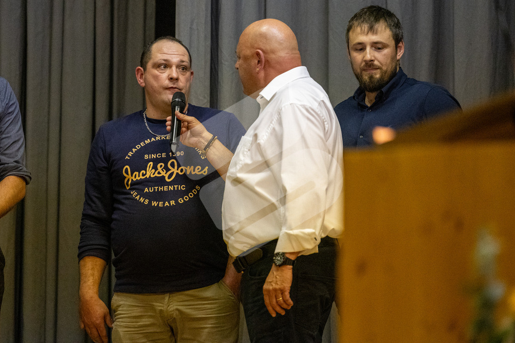 SKE100J_4772 | Die Schwinger des Schwyzer Kantonalen Schwingerverbandes: Fotos, die Dynamik und Leidenschaft festhalten, sowie emotionale Momente aus dem traditionellen Schwingsport zeigen. - Realisiert mit Pictrs.com