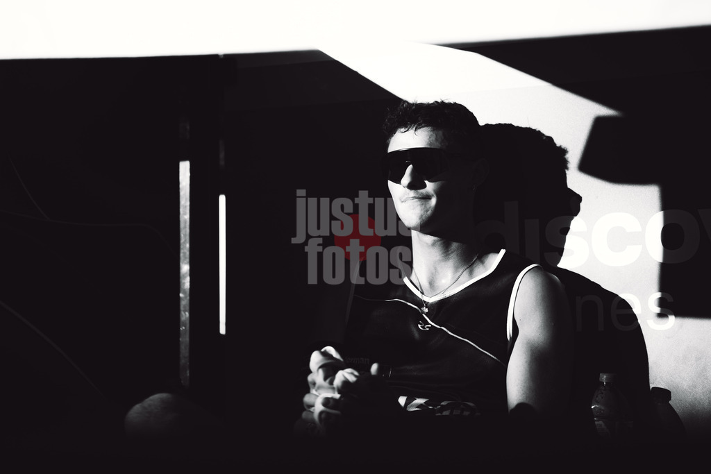 Beachvolleyball | Männer | Allianz German Beach Tour 2025 | Tourstop Berlin | 16.08.2025 | Hennes Nissen auf der Spielerbank Schwarz Weiß