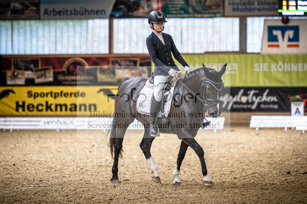 DOS_1875 | Entdecke hochwertige Reitturnierfotos von Foto Oger. Professionell, emotional und authentisch – jetzt Lieblingsmomente im Shop bestellen.Deutschlandweite Turnierfotografie. - Realisiert mit Pictrs.com