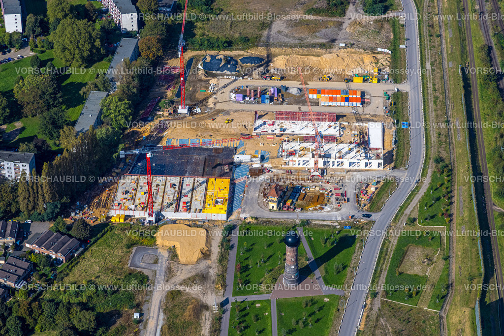 Duisburg241003877 | Luftbild, Baustelle mit Neubau am Wohnviertel Dirschauer Straße mit Wasserturm, geplantes Duisburger Wohnquartier am ehemaligen Rangierbahnhof Wedau, Wedau, Duisburg, Ruhrgebiet, Nordrhein-Westfalen, Deutschland