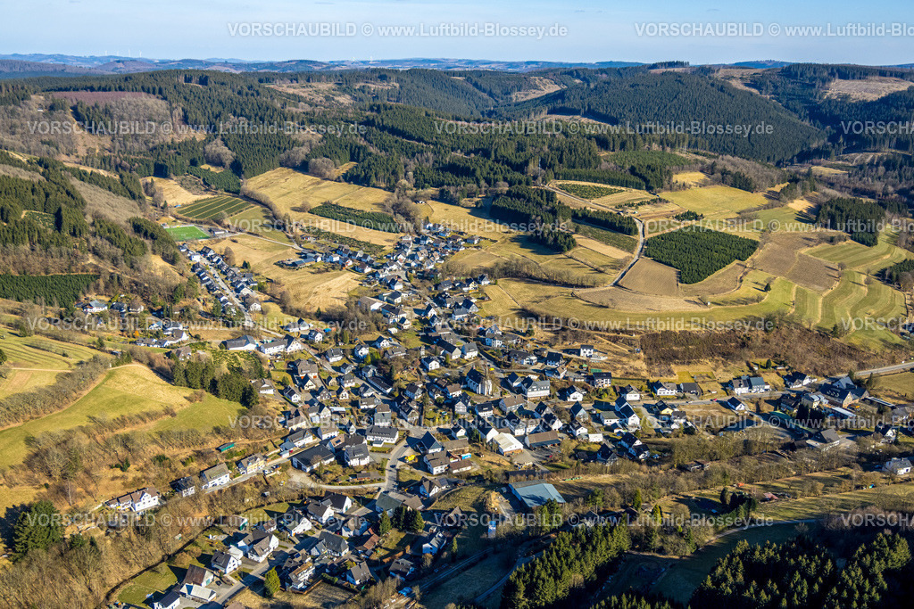 Kirchhundem250308898Heinsberg | Luftbild, Wohngebiet Ortszentrum mit kath. Kirche St. Katharina, Waldgebiet Hügellandschaft mit Waldschäden, Heinsberg, Kirchhundem, Sauerland, Nordrhein-Westfalen, Deutschland