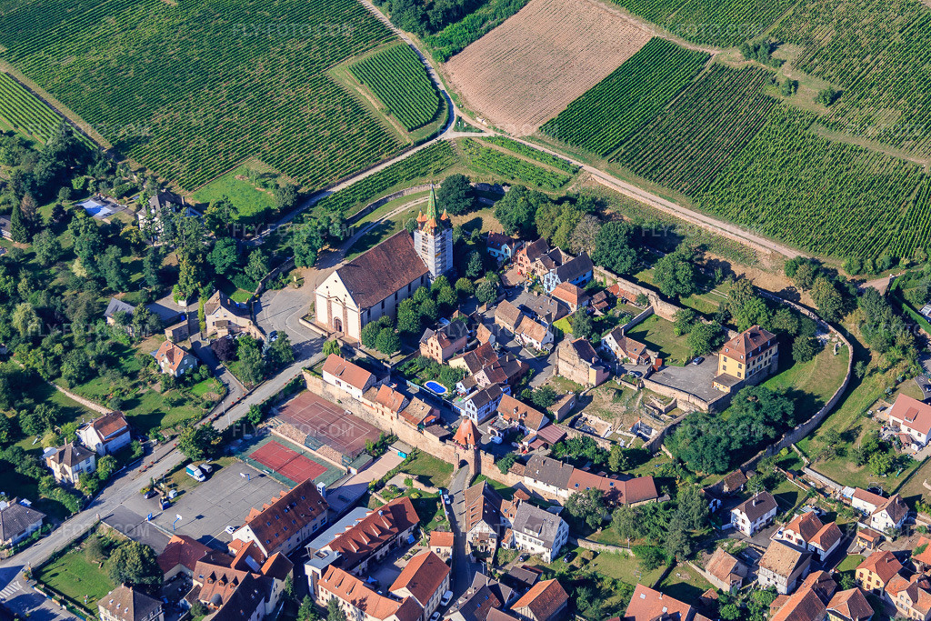 Aerial view: Église Saint-Georges de Châtenois in Châtenois in the state Bas-Rhin, France. – Photo: IMG_093287.jpg taken on 08/16/2016 by Werner Riehm/FLY-FOTO.com – Resolution of the original: 5262 x 3508 px