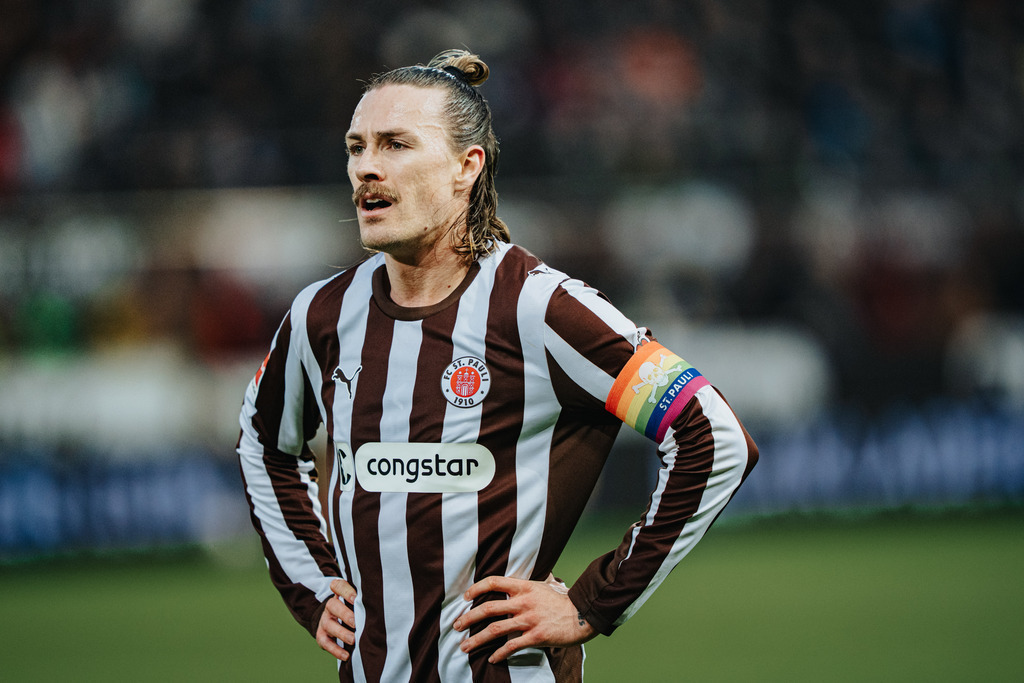 FCS07673 | Der offizielle Shop für FC St. Pauli Fotos. Wähle aus Spielszenen & Fanmomenten dein FCSP Wunschformat. Wir liefern Millerntor-Atmosphäre.