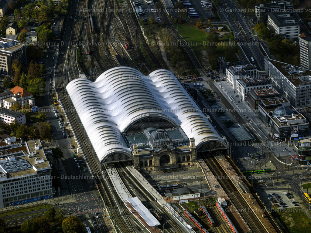 2888121 | DRESDEN 07.09.2021 Gleisverlauf und der Gebäude des Hauptbahnhofes Dresden der Deutschen Bahn in Dresden im Bundesland Sachsen, Deutschland. Weiterführende Informationen bei: DB Netz AG,  Deutsche Bahn AG,  Foster + Partners,  Heitkamp Construction GmbH,  Ingenieurbüro Brogsitter,  SSF Ingenieure AG. // Track progress and building of the main station of the railway in Dresden in the state Saxony, Germany. Further information at: DB Netz AG,  Deutsche Bahn AG,  Foster + Partners,  Heitkamp Construction GmbH,  Ingenieurbuero Brogsitter,  SSF Ingenieure AG. Foto: Gerhard Launer