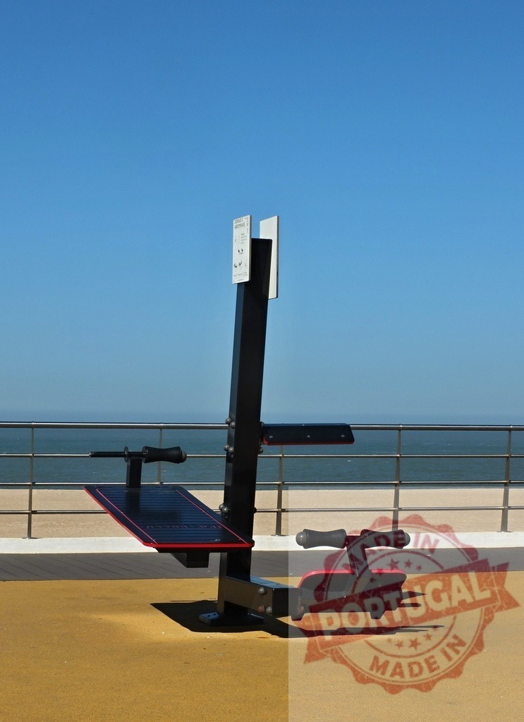 Outdoor gym equipment seaside fitness station against blue sky | Outdoor gym equipment stands on a yellow surface with the ocean and blue sky in the background - Realisiert mit Pictrs.com