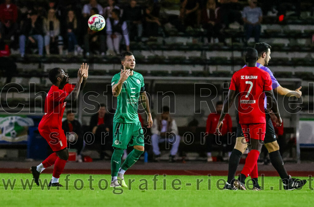 2023-09-01_049_SC_Baldham-Vaterstetten_gegen_TSV_1877_Ebersberg | Vaterstetten, Deutschland, 01.09.2023:
Fußball, Kreisliga 2023 / 2024, 3. Spieltag, SC Baldham-Vaterstetten gegen TSV 1877 Ebersberg, Ergebnis: 1:2

Aime Kalenga-Mutombo (SC Baldham-Vaterstetten, #11), Maximilian Volk (TSV 1877 Ebersberg, #10), Malcom Olwa (SC Baldham-Vaterstetten, #7)

Foto: Christian Riedel / fotografie-riedel.net