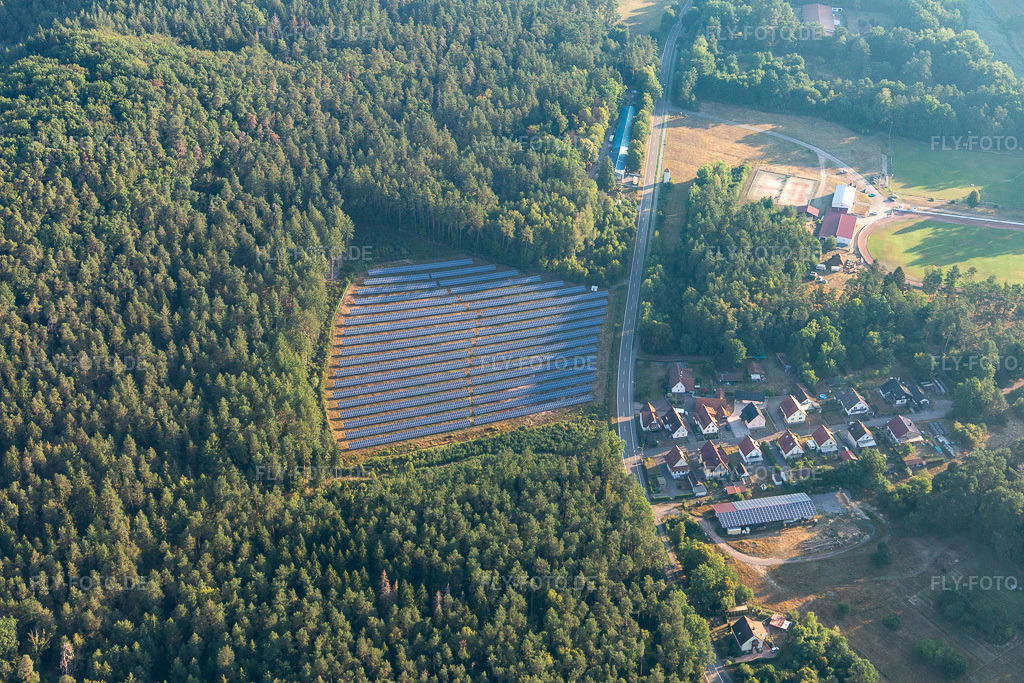 Luftbild: Petersbächel PV-Anlage in Waldlichtung in Fischbach bei Dahn im Bundesland Rheinland-Pfalz in Deutschland. Foto: IMG_122037.jpg vom 08.08.2020 durch Werner Riehm/FLY-FOTO.de