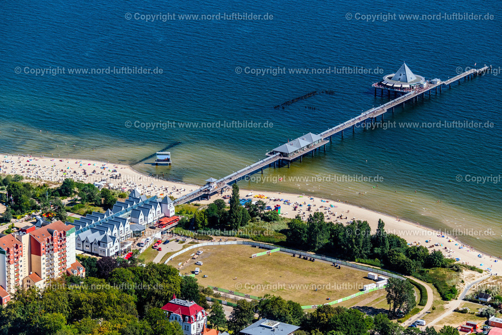 Heringsdorf_Usedom_ELS_4953100822 | SEEBAD HERINGSDORF 10.08.2022 Laufflächen und Konstruktion der Seebrücke über der Wasseroberfläche der Ostsee in Seebad Heringsdorf auf der Insel Usedom im Bundesland Mecklenburg-Vorpommern, Deutschland. // Running surfaces and construction of the pier over the water surface . in Seebad Heringsdorf on the island of Usedom in the state Mecklenburg - Western Pomerania, Germany. Foto: Martin Elsen