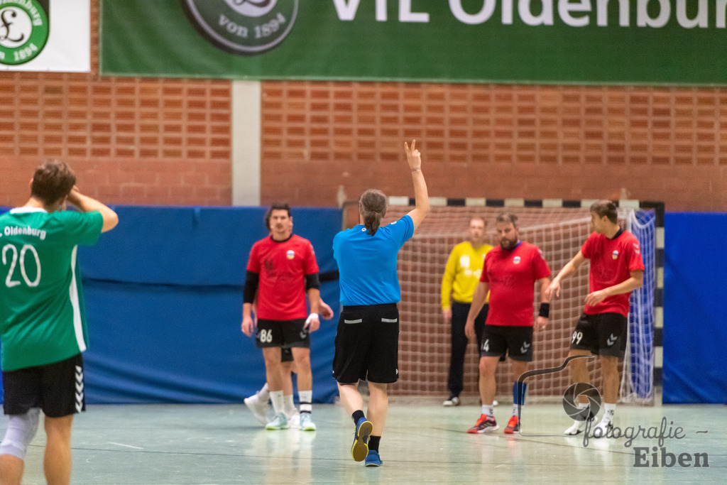 VFL Oldenburg-SG FriPe | Herren Regionsoberliga; VFL Oldenburg (grün)-SG FriPe (rot) am 04.11.2023 in Oldenburg (Robert-Schumann-Halle Oldenburg), Deutschland, Photo: Philip Eiben 2023 - Realisiert mit Pictrs.com