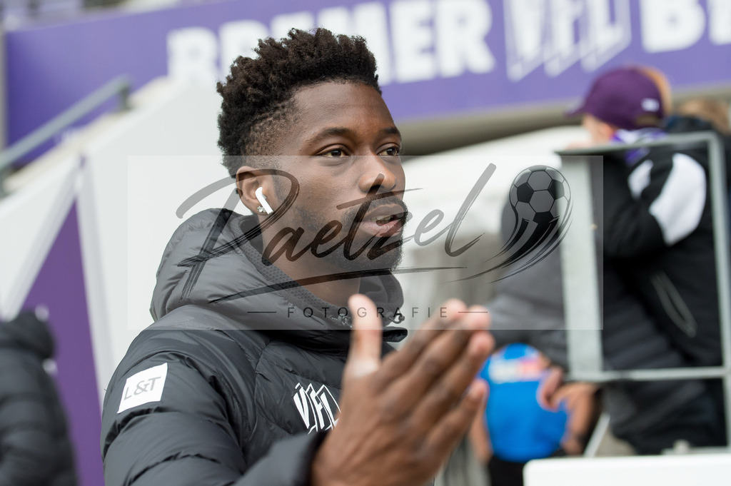 OSNTSV20211106_018 | Fussball, Herren: Omar Traore (VfL Osnabrueck) schaut bei dem Spiel der 3. Liga zwischen VfL Osnabrueck und TSV 1860 Muenchen im Stadion an der Bremer Bruecke am 06.11.2021 in Osnanbrueck, Deutschland.DFB / DFL REGULATIONS PROHIBIT ANY USE OF PHOTOGRAPHS AS IMAGE SEQUENCES AND/OR QUASI-VIDEO. - Realisiert mit Pictrs.com