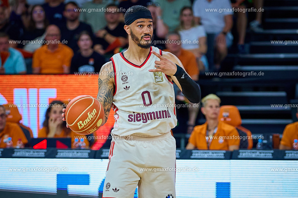 GER, ratiopharm ulm gegen FC Bayern, Basketball, 2. PlayOff, Finale, EasyCredit Bundesliga, Spielzeit 2024/2025, 18.06.2025 | Nick Weiler-Babb (FC Bayern, #00) zeigt anGER, ratiopharm ulm gegen FC Bayern, Basketball, 2. PlayOff, Finale, EasyCredit Bundesliga, Spielzeit 2024/2025, 18.06.2025Foto: Eibner-Pressefoto/Gerald Oelze-de Stoppany