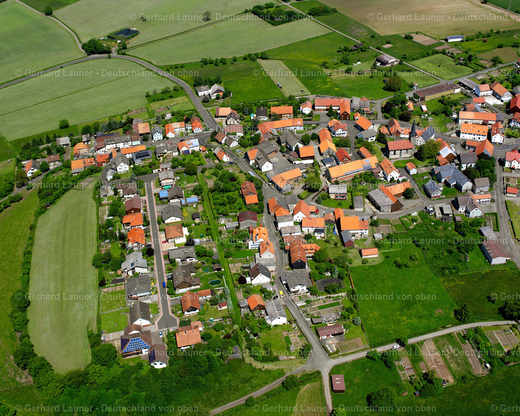 2614069 | WINDHAUSEN 09.06.2006 Landwirtschaftliche Nutzflächen und Feldgrenzen  umsäumen das Siedlungsgebiet des Dorfes in Windhausen im Bundesland Hessen, Deutschland // Agricultural land and field boundaries surround the settlement area of the village  in Windhausen in the state Hesse, Germany Foto: Gerhard Launer