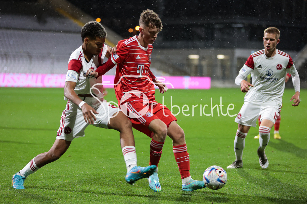 FC Bayern Amateure - 1. FC Nuernberg II | Jermain Nischalke (FCN #26) im Duell mit Paul Wanner (FCB #31)