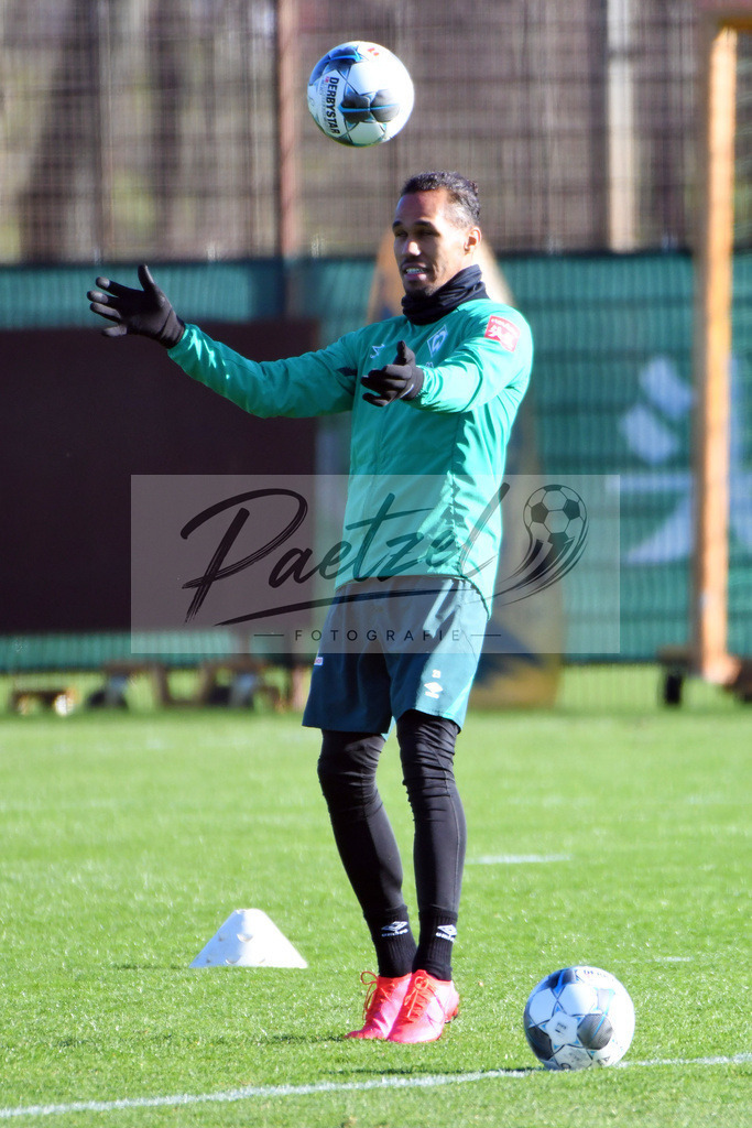 20200205_TRASVW_0005 | Fußball, Herren: Theodor Gebre Selassie (SV Werder Bremen) in Aktion, am Ball, Einzelaktion waehrend der Trainingseinheit des SV Werder Bremen im Wohninvest Weserstadion am 05.02.2020 in Bremen, Deutschland. - Realisiert mit Pictrs.com