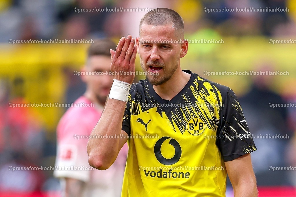 BVB11042601087 | 11.04.2026, Fußball, Borussia Dortmund - Bayer 04 Leverkusen, 1. Fußball Bundesliga, 29. Spieltag, Signal Iduna Park, Saison 2025 2026: Waldemar Anton&nbsp;(BVB #03) enttäuscht Enttäuschung gestikulierend auf dem Spielfeld   DFB regulations prohibit any use of photographs as image sequences and or quasi-video.