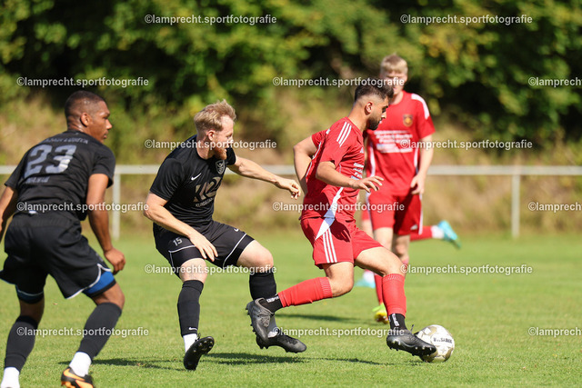 Fußball I Herren I Saison 2025-2026 I Verbandsliga Süd I 7. Spieltag I SV Schackendorf - SV Azadi Lübeck I 06.09.2025.067 | v.l. Florian Hahn (15, SV Azadi Lübeck), Arash Mirzaei (33, SV Schackendorf) - Realisiert mit Pictrs.com
