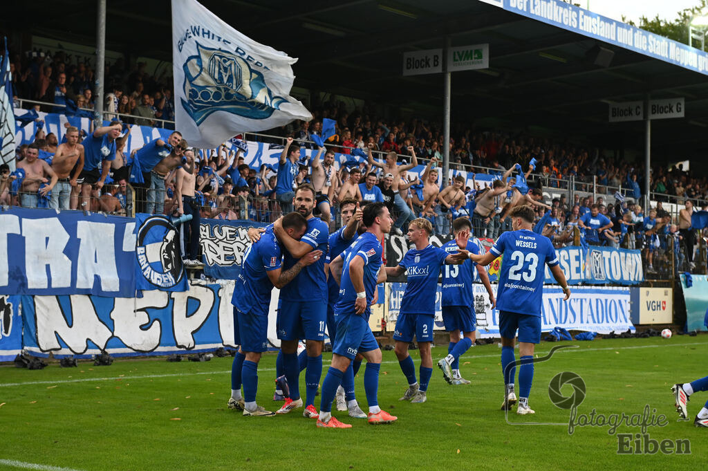 SV Meppen-VfB Lübeck | Herren Regionalliga Nord; SV Meppen (blau)-VfB Lübeck (weiß) am 01.08.2025 in Meppen (Hänsch-Arena), Photo: Philip Eiben 2025 - Realisiert mit Pictrs.com