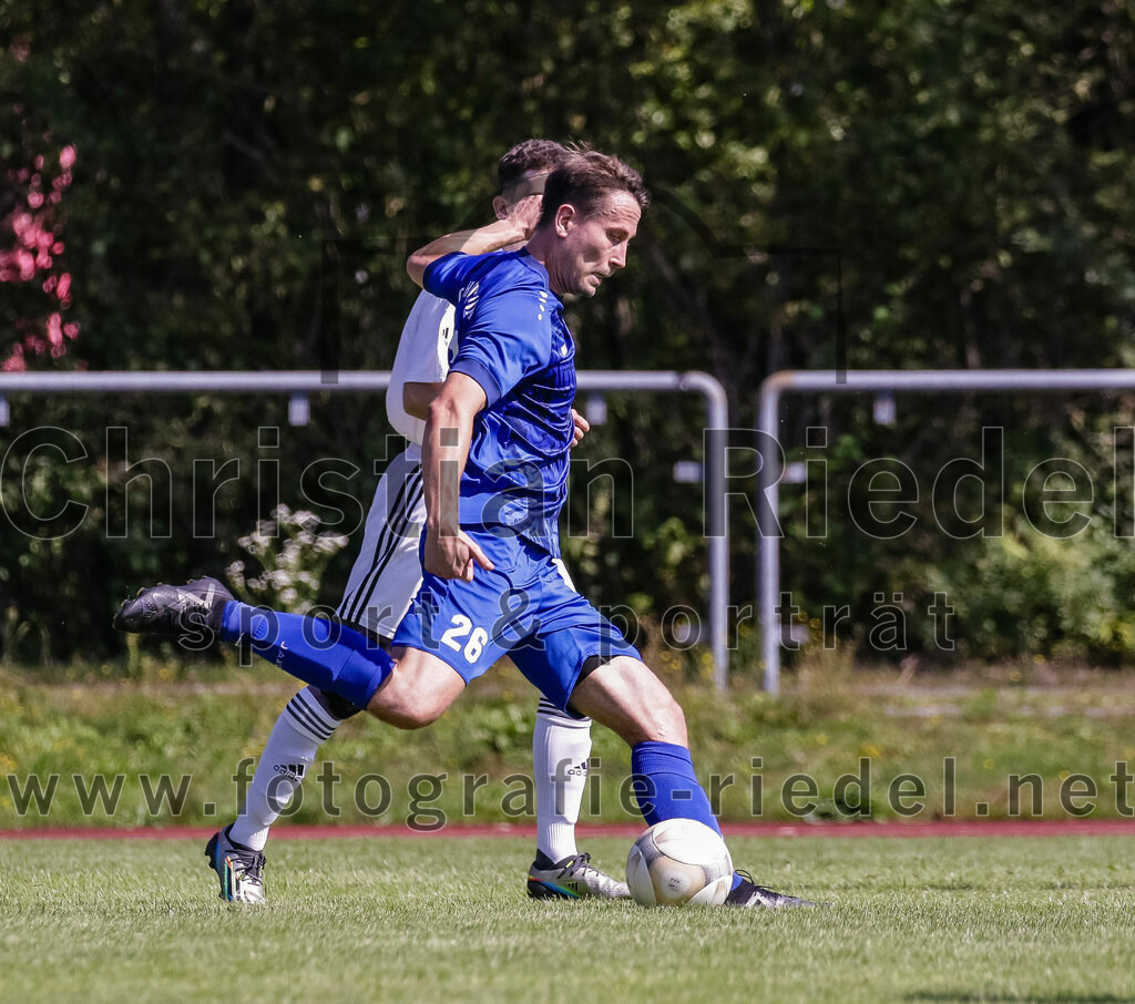 2023-09-02_066_SG_Markt_Schwaben_gegen_TSV_Hohenbrunn | Markt Schwaben, Deutschland, 02.09.2023:
Fußball, Kreisklasse 2023 / 2024, 3. Spieltag, (SG) Markt Schwaben gegen TSV Hohenbrunn, Endergebnis: 2:0

Patrick Ruß (SG Markt Schwaben, #16), Christoph Kahler (TSV Hohenbrunn, #26)

Foto: Christian Riedel / fotografie-riedel.net