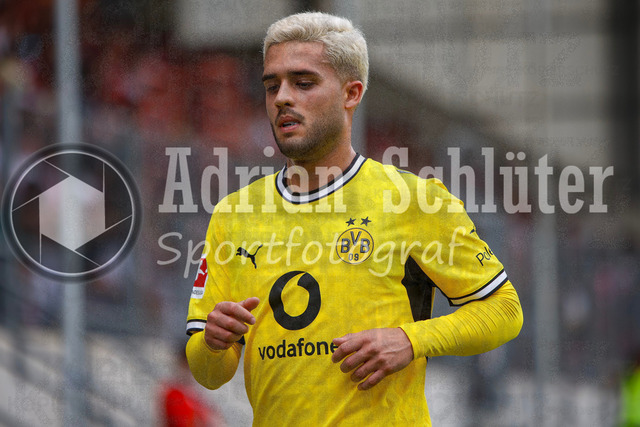 18.07.2026, GER, Fussball, Herren, Vorbereitungsspiel, Saison 2026/2027, Rot-Weiß Oberhausen - Borussia Dortmund | Yan Couto (BVB) schaut