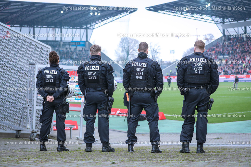 RWE3Liga17022401088 | 17.02.2024, Essen, Fußball, bwin 3. Liga Herren, Stadion an der Hafenstraße, 24. Spieltag Saison 2023 2024, Rot-Weiss Essen – SSV Ulm 1846:  Polizisten in Bereitschaft im Fußballstadion. 
DFB regulations prohibit any use of photographs as image sequences and or quasi-video.