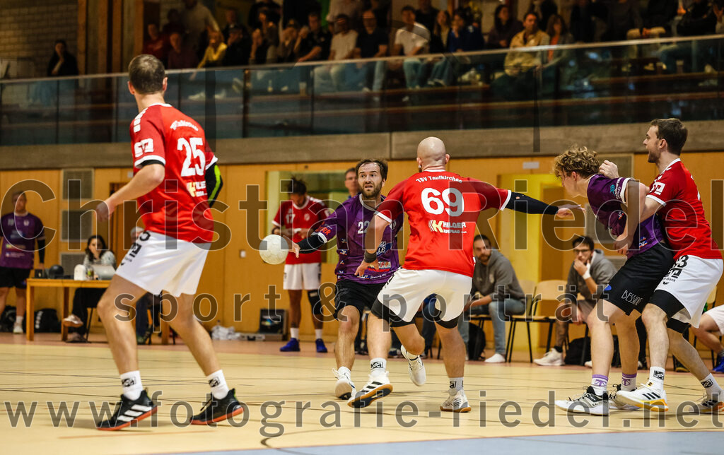 2024-10-20_017_SpVgg_Altenerding_II_gegen_TSV_Taufkirchen-Vils | Erding, Deutschland, 20.10.2024:Handball, Bezirksliga Männer Ost 2024 / 2025, 3. Spieltag, SpVgg Altenerding II gegen TSV Taufkirchen/Vils, Endergebnis: 15:20Christoph Huber (TSV Taufkirchen/Vils, #25), Thomas Peteranderl (SpVgg Altenerding, #22), Andreas Rej (TSV Taufkirchen/Vils, #69), Jakob Thees (SpVgg Altenerding, #3)Foto: Christian Riedel / fotografie-riedel.net