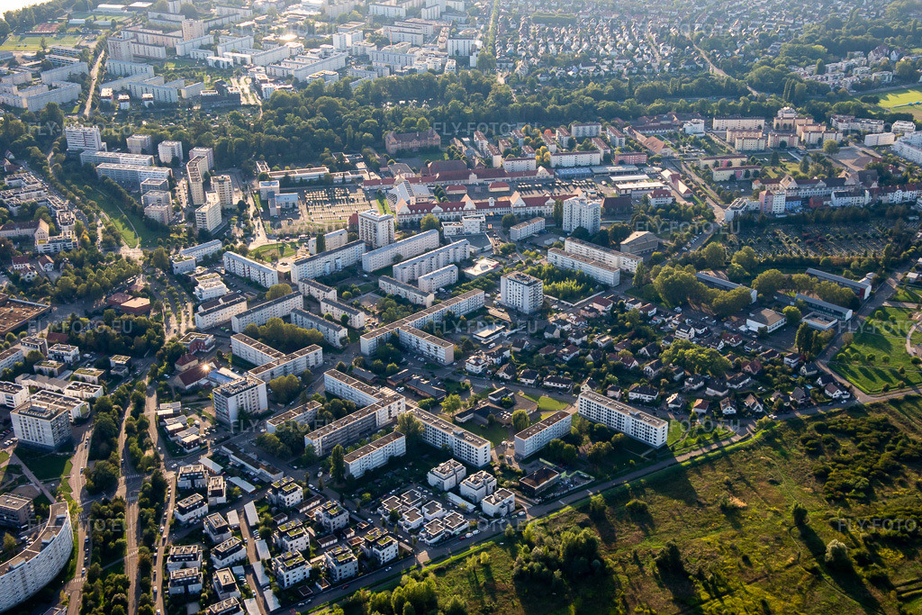 Vue aérienne: Tous. Jacqueline Aurio à le quartier Polygone Sud in Straßburg dans le département Bas Rhin, France. Photo: IMG_137840.jpg prise le 18/08/2023 par Werner Riehm/FLY-FOTO.eu – Résolution de l'original: 4486 x 2991 px