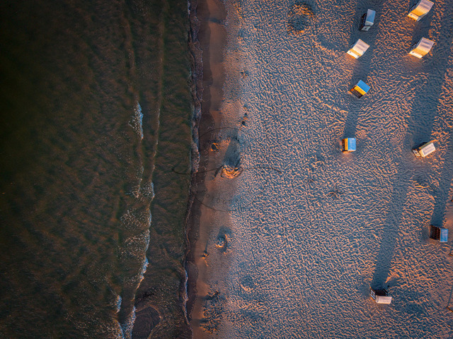 2026-08-08_20-28-32_000 | Drohnenperspektive eines Strandes mit sanften Wellen und langen Schatten im Abendlicht, Zempin, Usedom, Mecklenburg-Vorpommern, Deutschland - Realisiert mit Pictrs.com