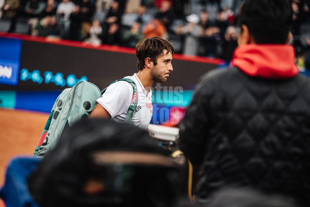Tennis | Männer | bitpanda Hamburg Open | ATP 500 | Tomas Etcheverry (ARG) vs. Flavio Cobolli (ITA) | 23.05.2025 | Tomas Etcheverry verlässt nach der Niederlage das Spiel