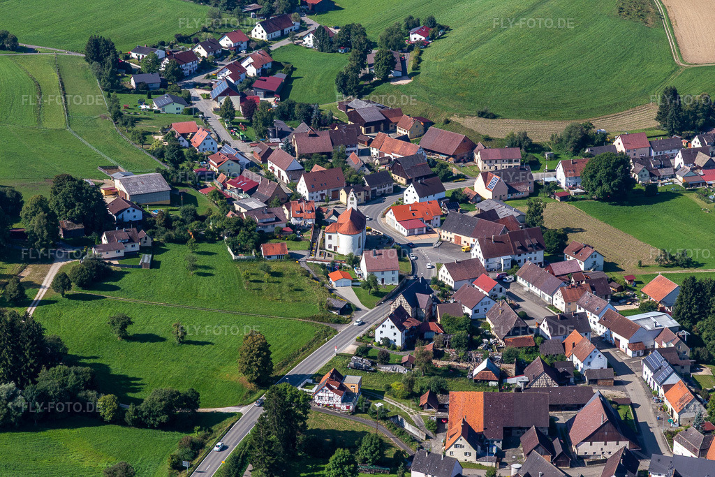 Luftbild: St. Blasius im Ortsteil Friedingen in Langenenslingen im Bundesland Baden-Württemberg in Deutschland.Foto: IMG_129266.jpg vom 05.09.2021 durch Werner Riehm/FLY-FOTO.deAuflösung des Originals: 5472 x 3648 px