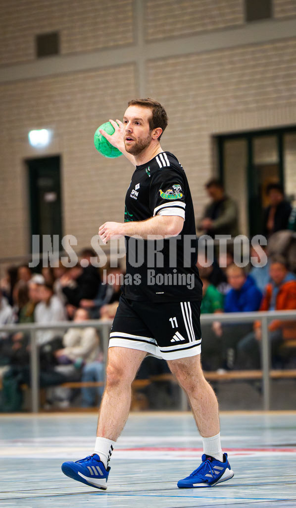 Handball I Herren I Saison 2025-2026 I Verbandsliga West I 13. Runde I SFN Vechta - HSG Varel II I 7472 | Nils Streibel (11, SFN Vechta) - Realisiert mit Pictrs.com