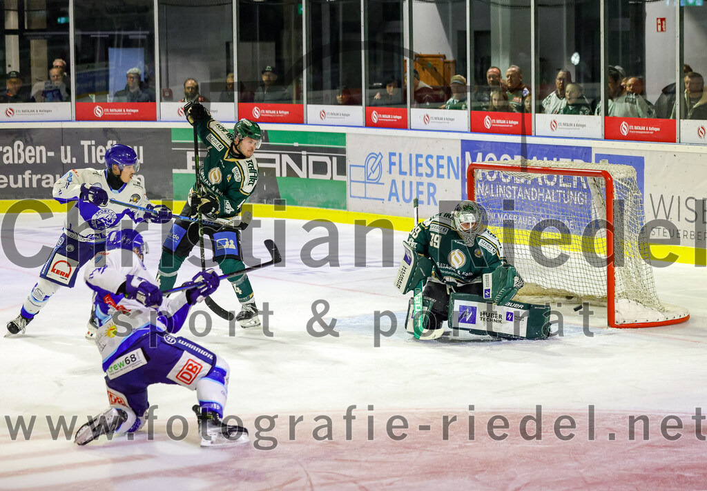 2025-09-26_122_TSV_Erding_gegen_SC_Riessersee | Erding, Deutschland, 26.09.2025:Eishockey, Oberliga Süd 2025 / 2026, 3. Spieltag, TSV Erding gegen SC Riessersee, Endergebnis: 3:5Jesse Kauhanen (Erding Gladiators, #4), Torwart Leon Meder (Erding Gladiators, #39)Foto: Christian Riedel / fotografie-riedel.net