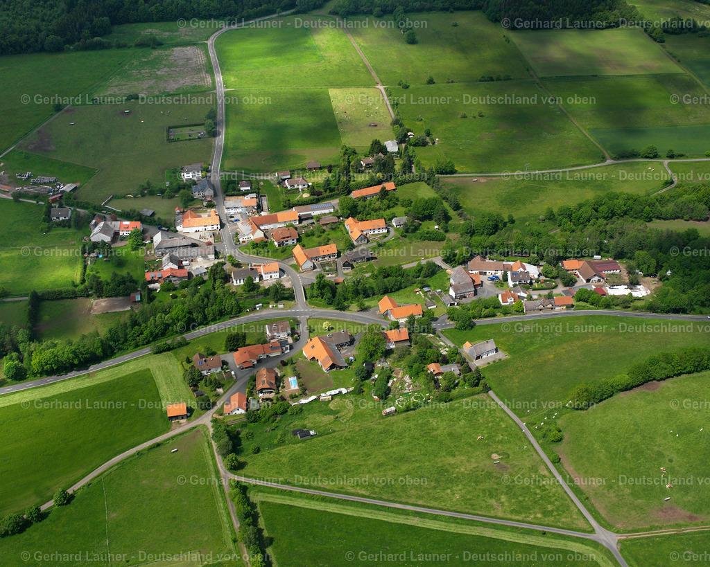 2615369 | HEISTERS 09.06.2006 Landwirtschaftliche Nutzflächen und Feldgrenzen  umsäumen das Siedlungsgebiet des Dorfes in Heisters im Bundesland Hessen, Deutschland // Agricultural land and field boundaries surround the settlement area of the village  in Heisters in the state Hesse, Germany Foto: Gerhard Launer