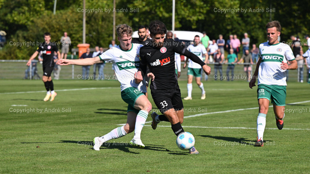 PSV Neumünster vs FC Kilia Kiel | Paul Eberhardt (PSV #26) / Siyabend Ramo (Kilia #33) - Fußball-Oberliga Männer 2024/2025 / PSV Neumünster vs FC Kilia Kiel / PSV A-Platz / Neumünster / 21.09.24 - Realisiert mit Pictrs.com