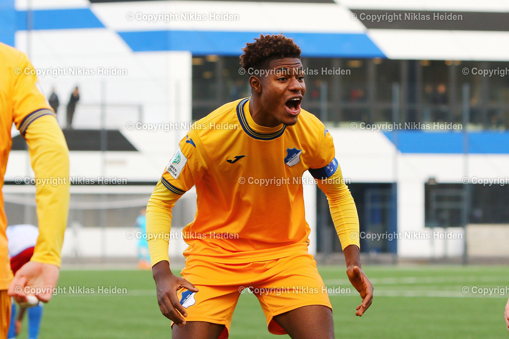 NH_HamburgerSVU19_TSG1899HoffenheimU19_JuniorenDFBPokal_17122023 | Freude auch bei #5 Kelven Frees (TSG 1899 Hoffenheim U19), der das 3:0  bejubeöt-

Viertelfinale I Junioren DFB-Pokal I 17.12.2023