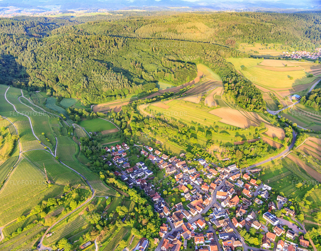 Luftbild: Nonnengraben im Ortsteil Bombach in Kenzingen im Bundesland Baden-Württemberg in Deutschland. Foto: IMG_147451.jpg vom 29.05.2025 durch Werner Riehm/FLY-FOTO.de