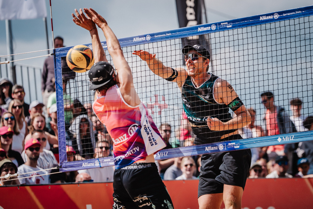 Beachvolleyball | Männer | Allianz German Beach Tour 2025 | Tourstop Düsseldorf | 17.05.2025 | Nils Ehlers rechts beim Angriff gegen Jannik Kühlborn links