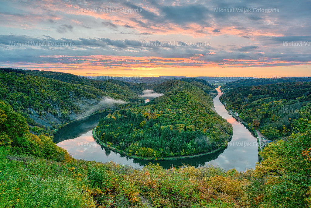 Herbst bei der Saarschleife im Saarland | Sonnenaufgang bei der Saarschleife bei Orscholz / Mettlach im Herbst. - Realisiert mit Pictrs.com
