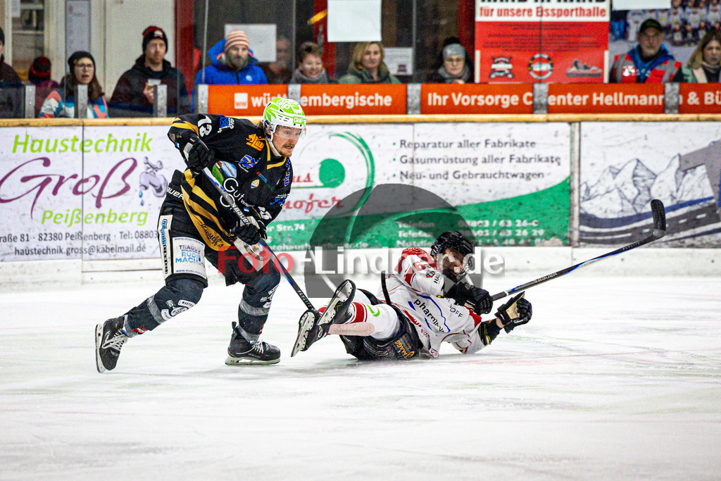 Peißenberg MINERS gegen EHC Königsbrunn LÖWEN | Eishockey Bayernliga 2025/26 Viertelfinale Spiel 2, Peißenberg MINERS gegen EHC Königsbrunn LÖWEN, 20260208,Zweikampf,2026-02-08 in Peißenberg (flatbuy Arena Peißenberg), Weiland PARRISH (MINERS 13), Niklas LÄNGER (EHC Königsbrunn 65)Copyright: WolfgangxLindner www.foto-lindner.de