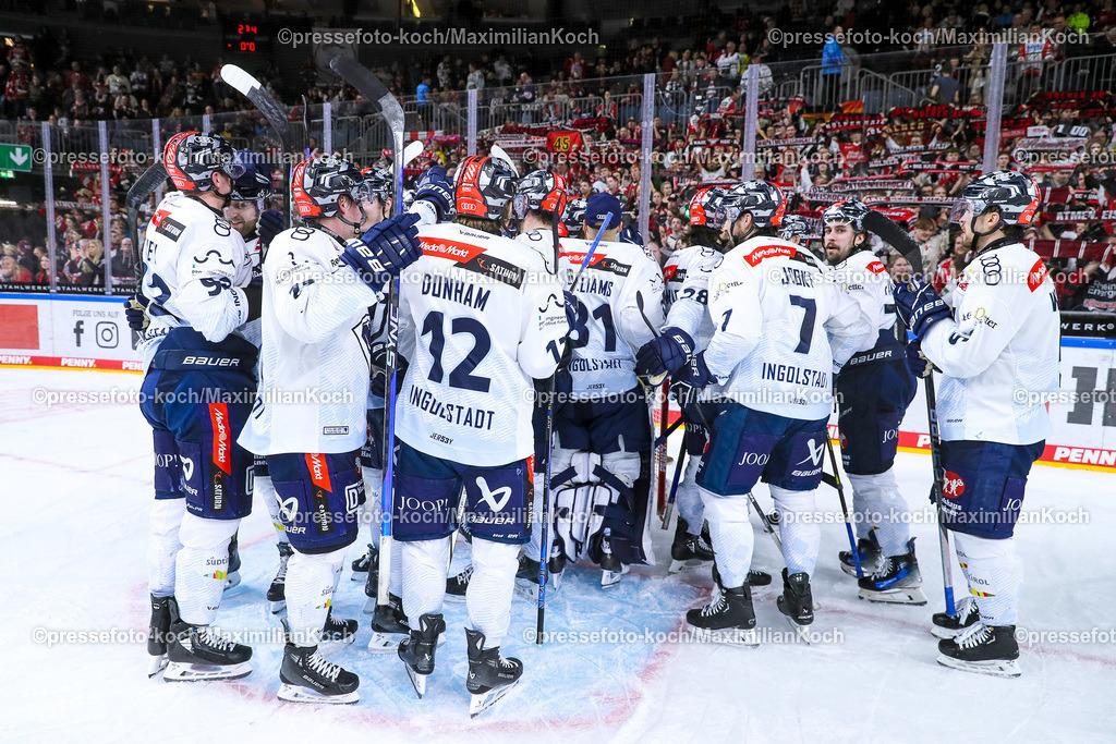 KoeDEL14032402099 | 14.03.2024, Köln, Eishockey, Penny DEL, Pre-Playoffs Spieltag 3, Lanxess-Arena, Kölner Haie - ERC Ingolstadt: Abschlussjubel nach dem Sieg und dem Einzug in das Viertelfonale der Playoffs. 