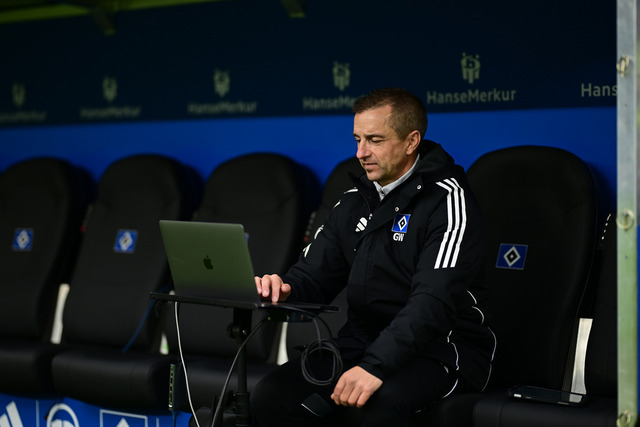 Fußball I Frauen I Saison 2025-2026 I Bundesliga I 10. Spieltag I Hamburger SV - 1. FC Nürnberg I 43828 | Gerhard Waldhart (Hamburger SV) - Realisiert mit Pictrs.com