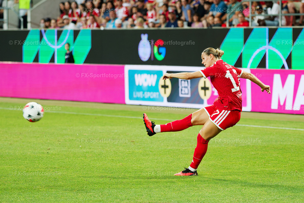 Supercup-Frauen-Bayern-Muenchen-vs-VfL-Wolfsburg 070 | Sportfotos und Eventgalerien von FX-Sportfotografie. Bilder von Fußball, Vereinsveranstaltungen und Events direkt ansehen und als Download bestellen. - Realisiert mit Pictrs.com