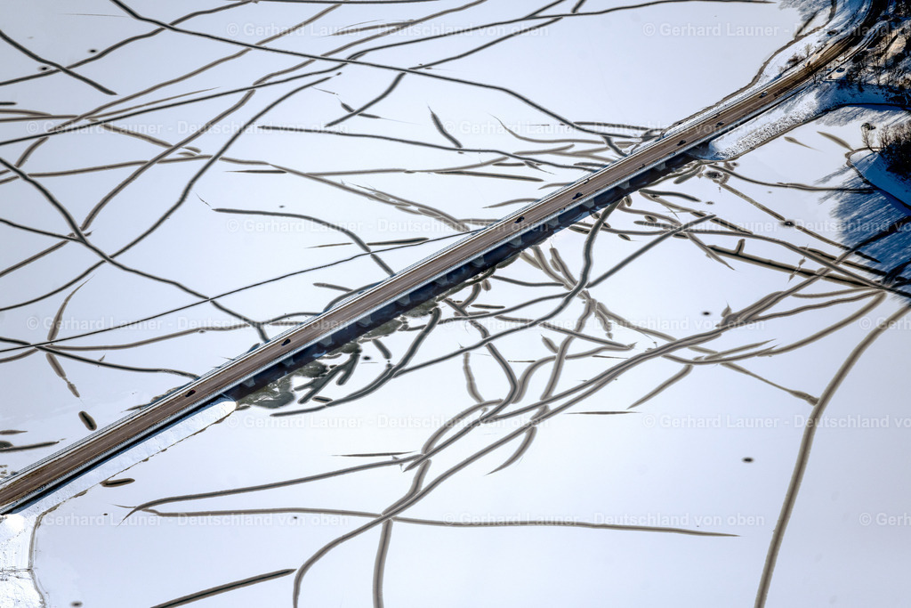 4043712 | Delecker Brücke über den zugefrorenen Möhnesee