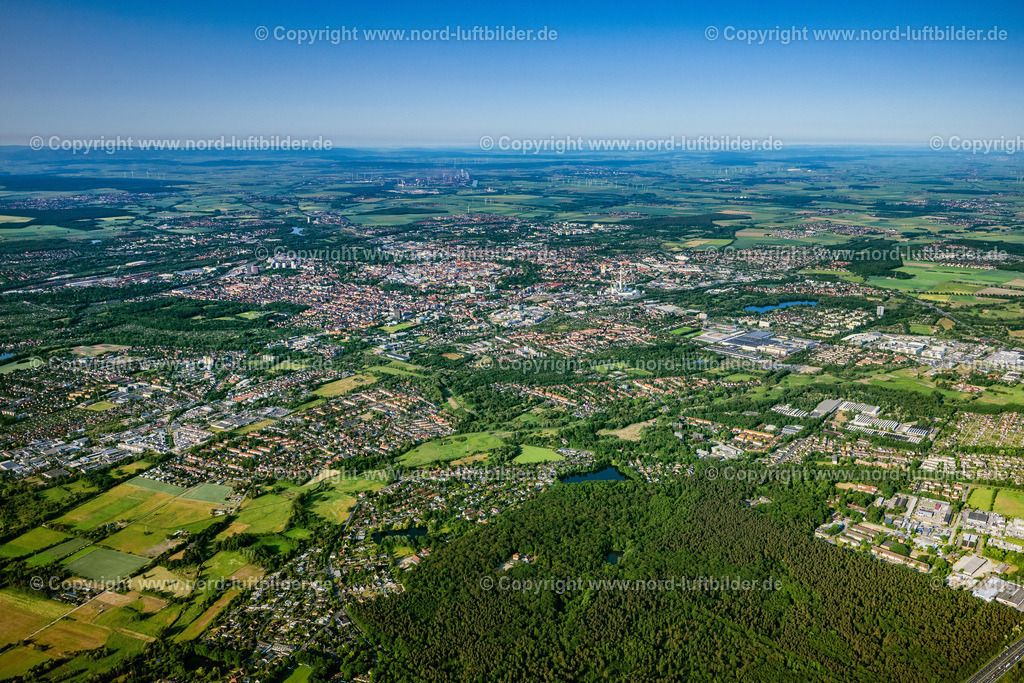 Braunschweig_ELS_3846050623 | BRAUNSCHWEIG 05.06.2023 Stadtgebiet mit Außenbezirken und Innenstadtbereich am Rand von landwirtschaftlichen Feldern und Ackerflächen in Braunschweig im Bundesland Niedersachsen, Deutschland. Weiterführende Informationen bei: Stadt Braunschweig. // Urban area with outskirts and inner city area on the edge of agricultural fields and arable land in Brunswick in the state Lower Saxony, Germany. Further information at: Stadt Braunschweig. Foto: Martin Elsen