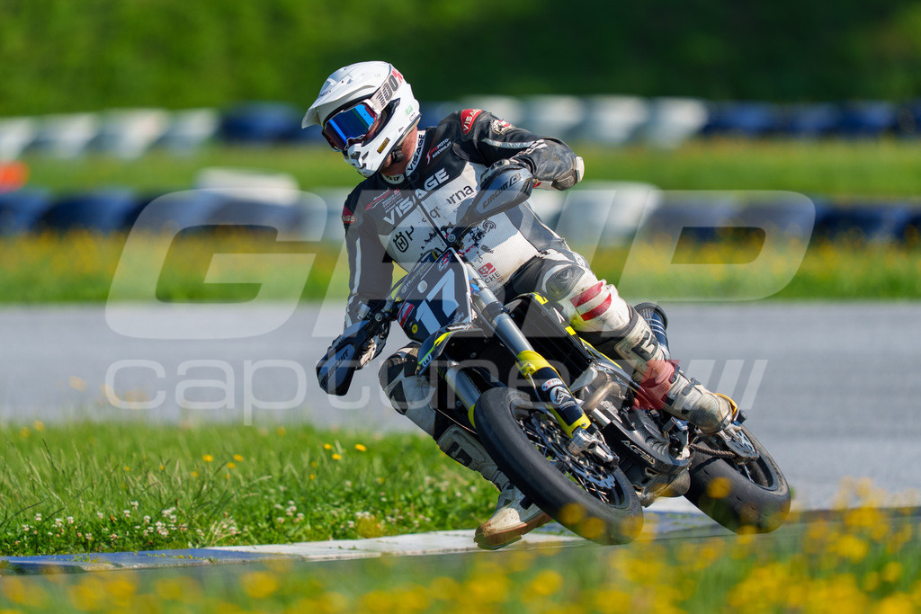 SuperMoto_Staatsmeisterschaft_Greinbach_129 | GRIPcapture steht für authentische Sportfotografie in Österreich – für Momente, die mehr sind als Geschwindigkeit oder Ergebnis. Es geht um Emotion, Spannung, Fokus und den Augenblick, der oft nur einen Wimpernschlag dauert.Ob Motorsport, Teamsport oder 